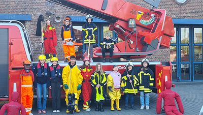 Die Schüler*innen bei der Freiwilligen Feuerwehr der Stadt Hennef.