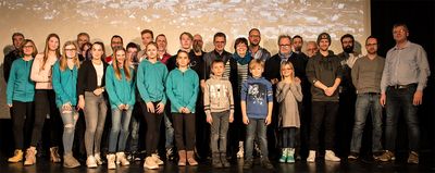 Film-Teilnehmerinnen und Teilnehmer mit Bürgermeister Klaus Pipke auf der Bühne. Ganz rechts: Filmemacher Andreas Müller-Goldkuhle