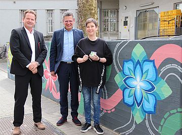 Bürgermeister Klaus Pipke (Mitte) und Jürgen Overath (links), bedankten sich bei Olga Mahl (rechts) für die Malaktion.