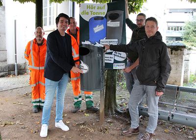 Bürgermeister Mario Dahm (links) und Johannes Oppermann, Leiter des Umweltamtes der Stadt Hennef, (rechts) geben den Startschuss zur Müllvermeidungskampagne.