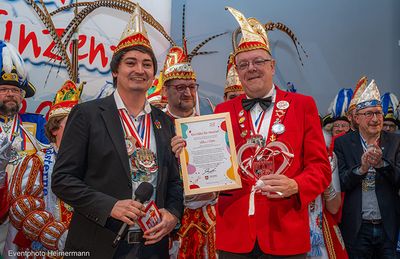 Klaus Nohr (rechts) erhielt den karnevalistischen Ehrenamtspreis der Stadt Hennef. Foto: Eventphoto Heimermann