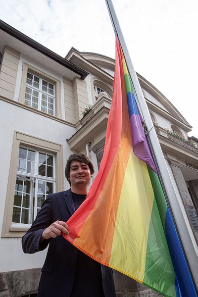 Bürgermeister Mario Dahm mit der Regenbogenfahne vor dem Hennefer Rathaus
