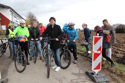 Nach der Eröffnung machte sich Bürgermeister Mario Dahm auf den Weg und erkundete radelnd die neue Radpendler-Route.