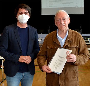 Bürgermeister Mario Dahm übergab Prof. Dr. Helmut Fischer die Urkunde. Foto: Ingo Eisner