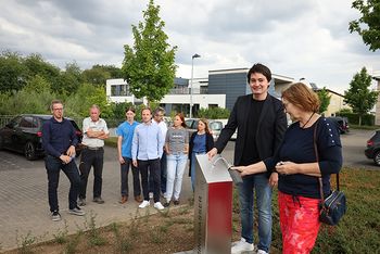 Der erste freistehende öffentliche Trinkwasserbrunnen in Hennef ist in Betrieb. Er steht vor der GGS Siegtal und damit auch in der Nähe des öffentlichen Basketballplatzes.