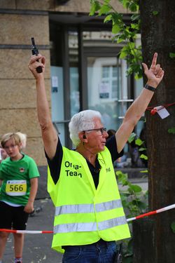 Der Chef des Orga-Teams von HTV Wilfried Schmidt zählt die Sekunden zum Startschuss