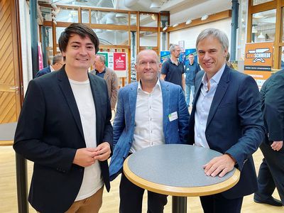 (v.l.) Bürgermeister Mario Dahm und der Leiter Digitalisierung Wolfgang Rossenbach im Gespräch mit Achim Berg vom Digitalverband BITKOM.