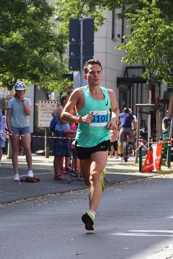Dominik Fabianowski vom ASV Köln, Sieger beim Halbmarathon