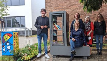 (v.l.) Bürgermeister Mario Dahm, Ines Dost und Anna Karina Birkenstock (Vorstand), Gaby Bäumer und Ute Metzner (Kleiderladen Team).