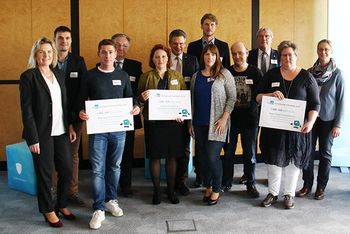 Die Gewinner des Conet-Spendenwettbewerbs gemeinsam mit Landrat Sebastian Schuster und Bürgermeister Klaus Pipke (6.v.l.), Conet-Geschäftsführerin Anke Höfer und Mitgliedern der Conet-Jury.