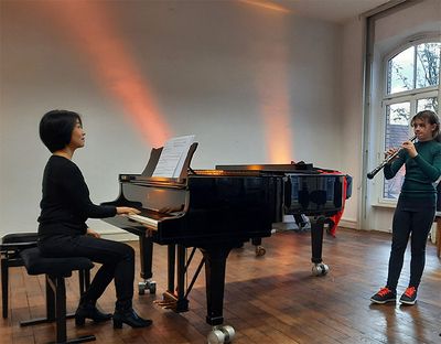 Preisträgerin Poppy Lawlor mit ihrer Oboenlehrerin Nanae Yamashita-di Renzo am Klavier.