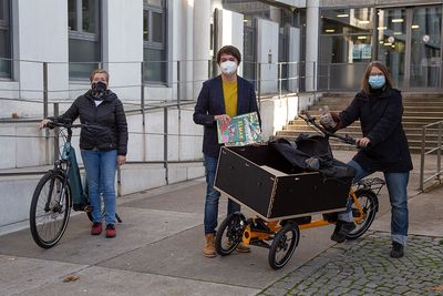 Bürgermeister Mario Dahm stellte die beiden bereits gelieferten eBikes gemeinsam mit der Klimaschutzmanagerin der Stadt Hennef Heike Behrendt (links) und der Leiterin der Stadtbibliothek Kirstin Krässel (rechts) der Öffentlichkeit vor.
