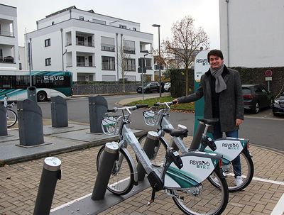 Bürgermeister Mario Dahm nahm die neue E-Bike-Station am S-Bahnhof „Im Siegbogen“ in Augenschein.