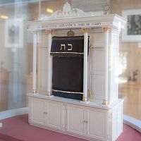 ...sowie Modelle der Synagoge und des Thoraschreins erinnern an die jüdische Gemeinde und die Ermordung der Hennefer Juden.