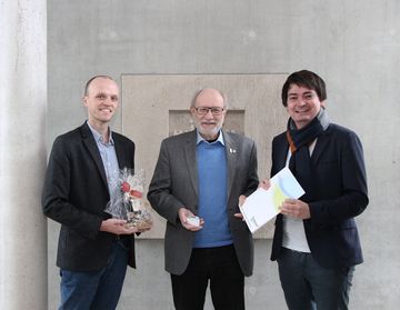 Hans-Godehard Bowien (Mitte) erhält die Jubiläums-Ehrenamtskarte von Bürgermeister Mario Dahm und Patrick Huhn (li.).