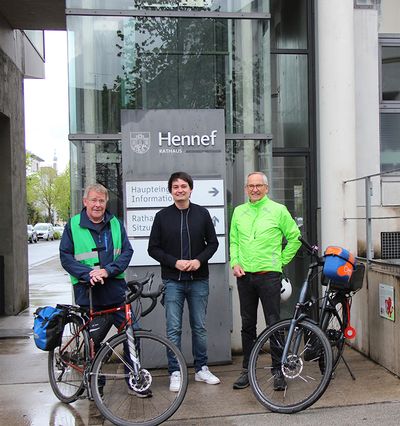 Horst Peters, Bürgermeister Mario Dahm und Dr. Sigurd van Riesen (v.l.) sprechen über den ADFC-Fahrradklimatest.