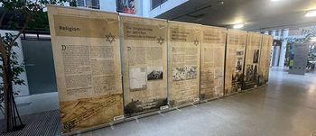 Anlässlich des Internationalen Tages des Gedenkens an die Opfer des Holocaust am 27. Januar zeigt das Archiv der Stadt Hennef seine Ausstellung zur Geschichte der jüdischen Gemeinde im Foyer des Rathauses.