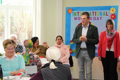 Bürgermeister Klaus Pipke begrüßte die Frauen im Interkult zum Internationalen Weltfrauentag.