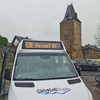 Der Siegtalhüpfer vor dem Katharinenturm in Stadt Blankenberg