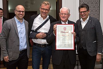 Martin Gerards (Erster Vorsitzender des FC Hennef), Clemens Wirtz (Präsident), Anton Klein und Bürgermeister Klaus Pipke (v.l.)