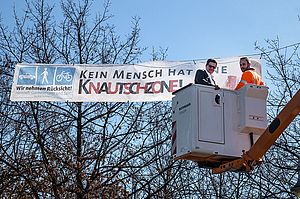 Bürgermeister Klaus Pipke beim Aufhängen eines Kampagnenbanners am Ortseingang