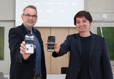 Die beiden Bürgermeister Mario Dahm (rechts) und Stefan Rosemann (links) stellen die neue App vor.