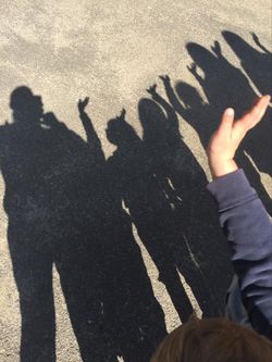 Schatten von Kindern mit erhobenen Händen