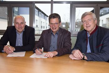 Bürgermeister Klaus Pipke (m.) und der Vorstand der Bad Honnef AG, Jens Nehl (l.) und Peter Storck (r.)