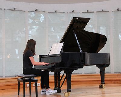 Musikschülerin Ann-Sophie Vasbender spielt Frederic Chopin, Mazurka OP. 67, Nr. 2.