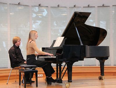 Musikschülerin Lea Grothe am Klavier mit ihrem Dozenten Sergey Markin.