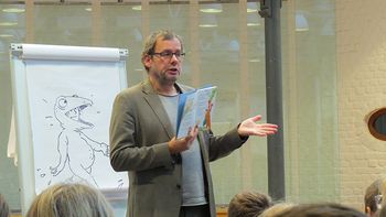 Kinder- und Jugendbuchautor Rüdiger Bertram las in der Meys Fabrik.