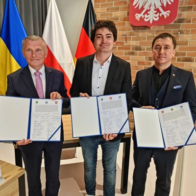 Jacek Michalski, Bürgermeister von NDG, Mario Dahm und Rouslan Serpeninov, Bürgermeister der Stadt Sarny (v.l.)