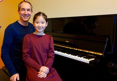 Die Preisträgerin Svana Zhou mit ihrem Klavierlehrer Stefan Küsche.