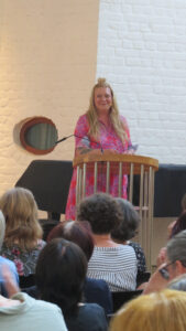 Miriam Funk las aus ihrem Buch „Frauenkörper ticken anders“.