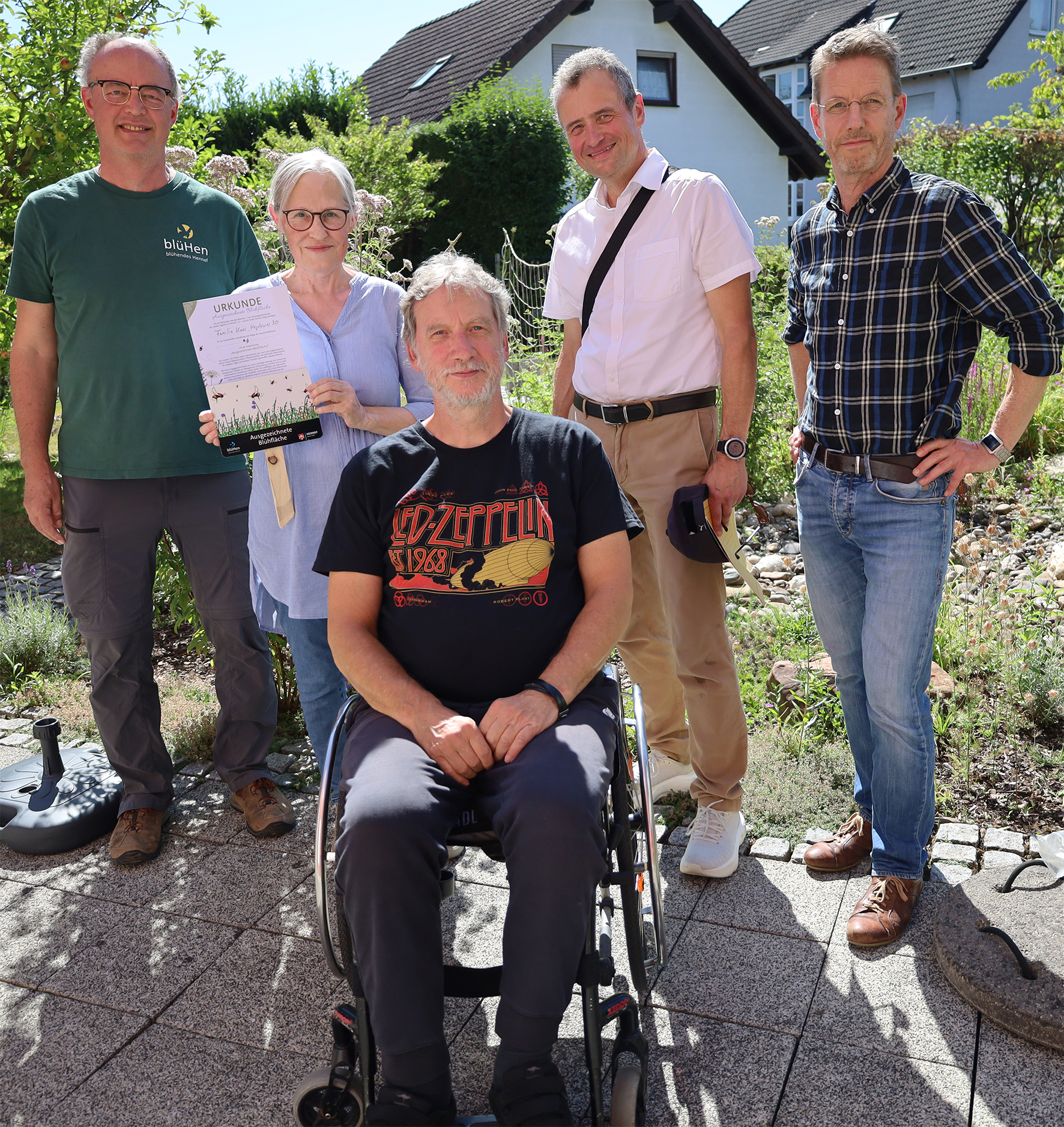 Eine Urkunde überreichte der Erste Beigeordnete Michael Walter (2.v.r.hinten) an Ursula Koos (3.v.r.hinten).