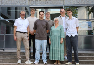 (v. l. nach r.) Der Erste Beigeordnete Michael Walter, Kelvin Lyskin, Luke Schneider, Andrej Brakowski, Leon Piechatzek und Jan-Louis Thiele.