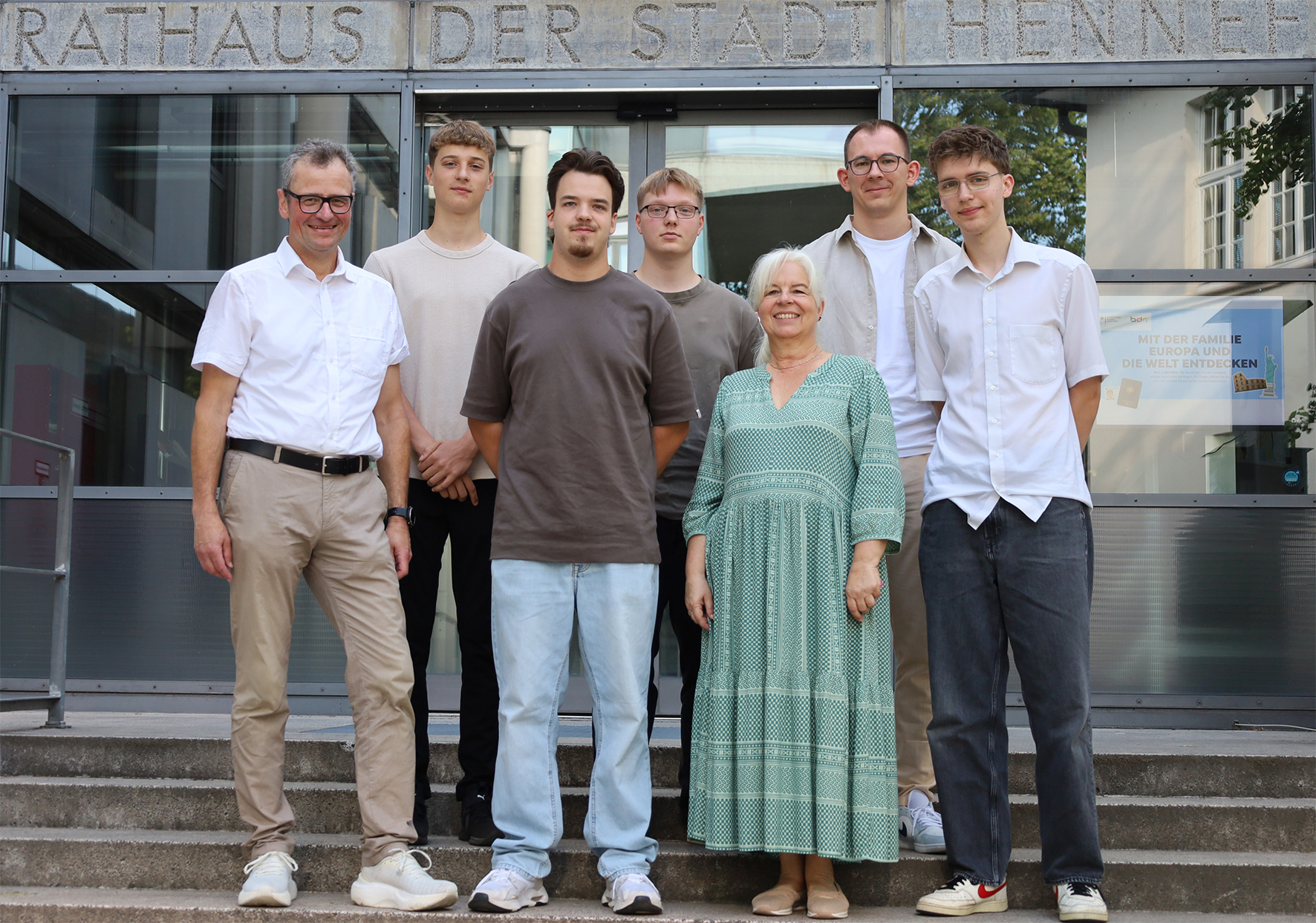 (v. l. nach r.) Der Erste Beigeordnete Michael Walter, Kelvin Lyskin, Luke Schneider, Andrej Brakowski, Leon Piechatzek und Jan-Louis Thiele.