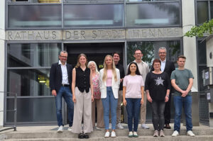 Vordere Reihe von links nach rechts: Lelia-Marie Wipperfürth (Bachelor of Arts), Jolina Marx (Bachelor of Laws), Tugba Omak Kayan (Erzieherin), Nina Embacher (Erzieherin), Marc Becker (Verwaltungsfachangestellter). Hintere Reihe von links nach rechts: Michael Walter, Ausbildungsleitung Petra Lauer, Bürgermeister Mario Dahm, Leon Piechatzek aus der Personalabteilung und Martin Herkt.