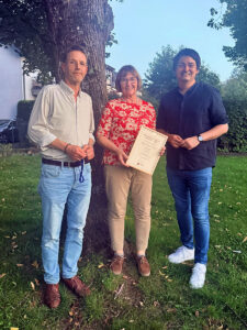 Regina Osterhaus-Ehm mit Bürgermeister Mario Dahm und dem Leiter des Umweltamtes Johannes Oppermann bei der Übergabe der Urkunde "Ehrenamt des Monats"