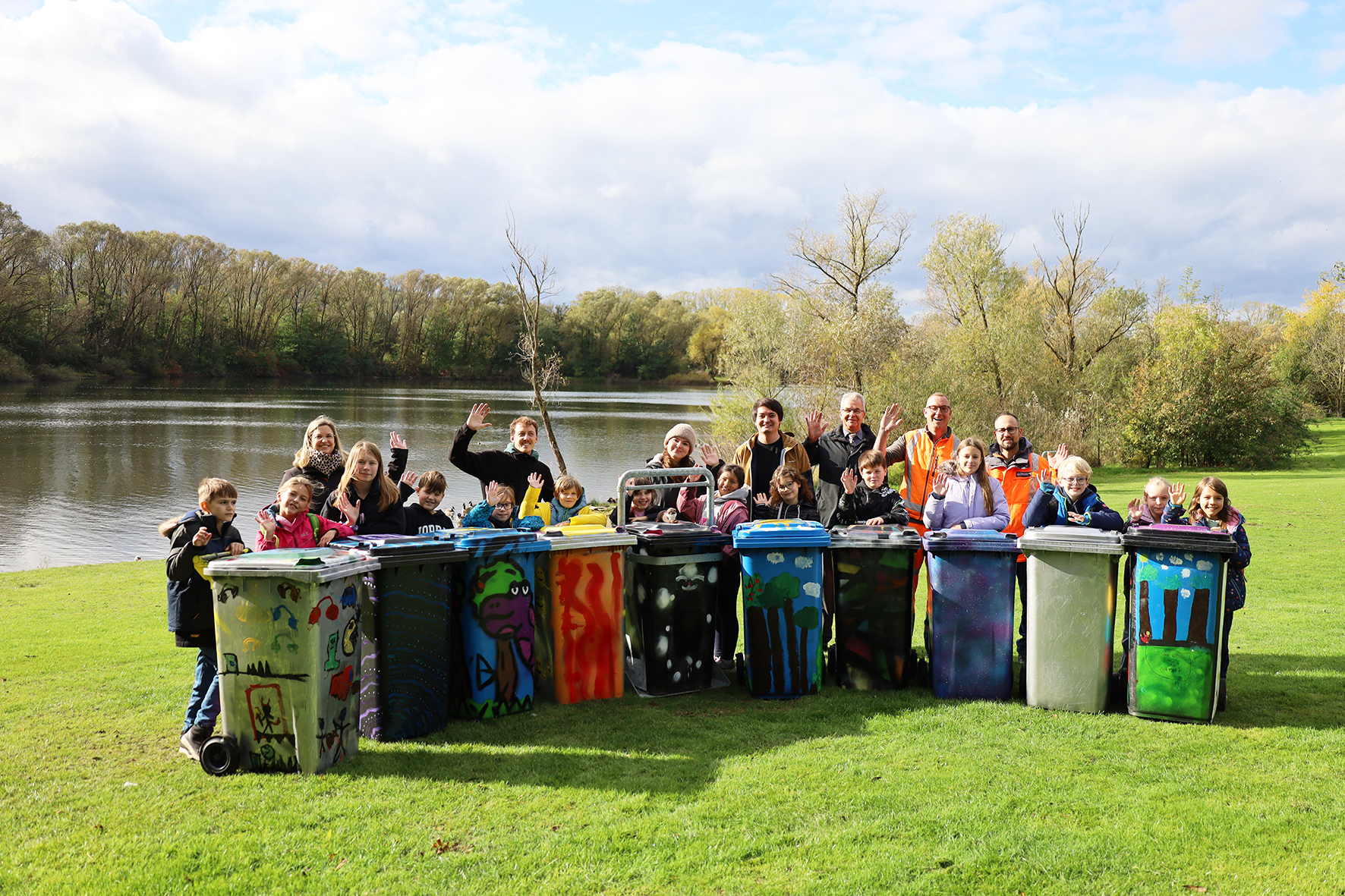 Auf der Liegewiese am Allner See fanden die bunten Mülltonnen ihren endgültigen Platz.