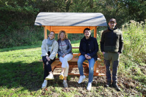 Der neue Rastplatz in Weingartsgasse: (v.r.) Sebastian Mittler vom Umweltamt, Bürgermeister Mario Dahm, Caroline Overath von der Tourist-Info und Citymanagerin Katrin Lieberenz.