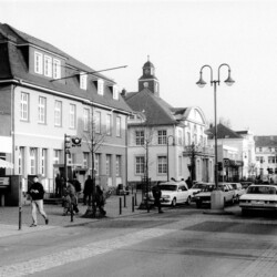 Frankfurter Straße, Post und Historisches Rathaus 1993. Der Uhrenturm ist wieder da!