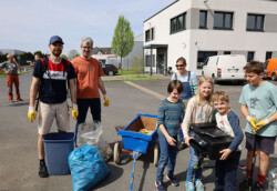 Fleißige große und kleine Helfer*innen.