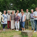 Bürgermeister Mario Dahm und Kulturamtsleiter Dominique Müller-Grote mit allen Künstlerinnen und Künstlern