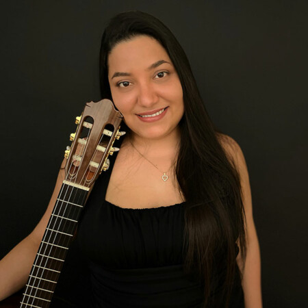 Carlina Flores, Ukulele, Laute und Gitarre