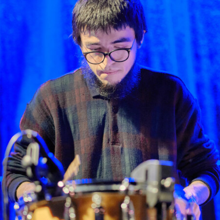 Andrés Quezada, Schlagzeug, Bongos und Komposition