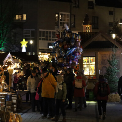 Viele Besucher*innen kamen zur Eröffnung des Weihnachtsmarktes.