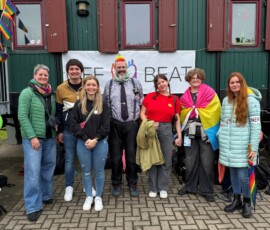 Bürgermeister Mario Dahm mit Amtsleiterin Miriam Overath und Patrizia Paolini vom Amt für Kinder, Jugend und Familie der Stadt Hennef, Wibke Korten von „gerne anders e.V.“, einem Lehrer der Gesamtschule Hennef West sowie zwei Schülerinnenvertretungen beim IDAHOBIT 2026 in Hennef.