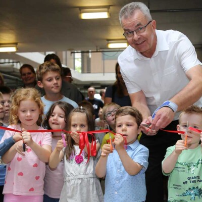 Ausstellung Kinderrechte im Rathaus Der Beigeordnete Martin Herkt und Kinder städtischer Kitas eröffnen die Ausstellung