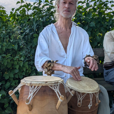 Kunst auf der Burg 2026 Jan-Philipp Tödte gestaltete die Vernissage musikalisch